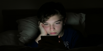 O que acontece com seu cérebro quando você dorme com o celular do lado